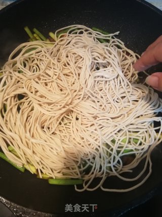 Braised Noodles with Garlic Moss recipe