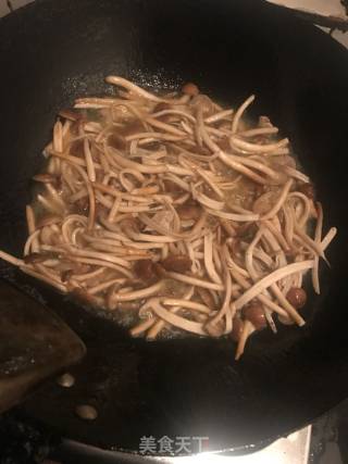 Stir-fried Tea Tree Mushroom with Hot Pepper recipe
