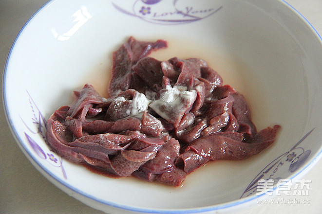 Stir-fried Pork Liver with Artemisia Quinoa recipe