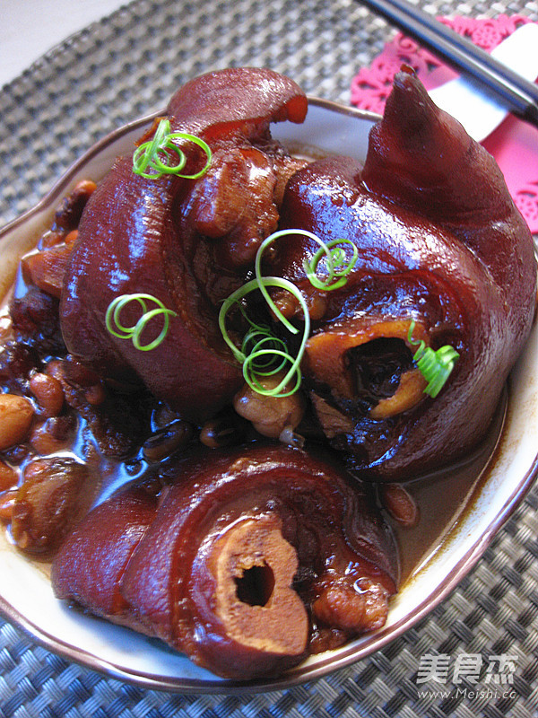 Braised Pig's Trotter with Beans recipe
