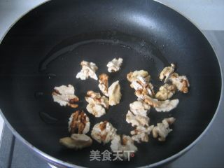 Stir-fried Chives with Walnuts recipe