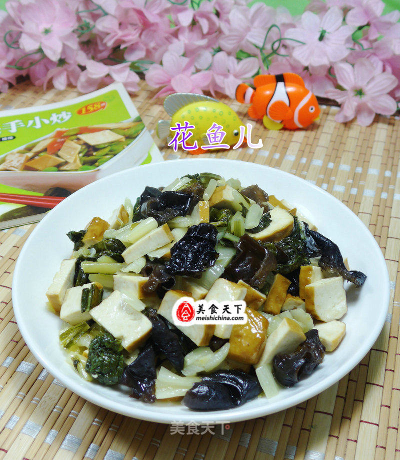 Stir-fried Pickled Cabbage with Black Fungus recipe