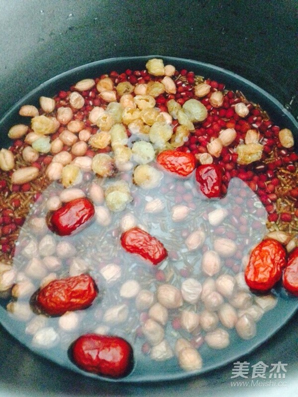 Red Rice, Red Beans, Peanuts, Red Dates and Longan Porridge recipe