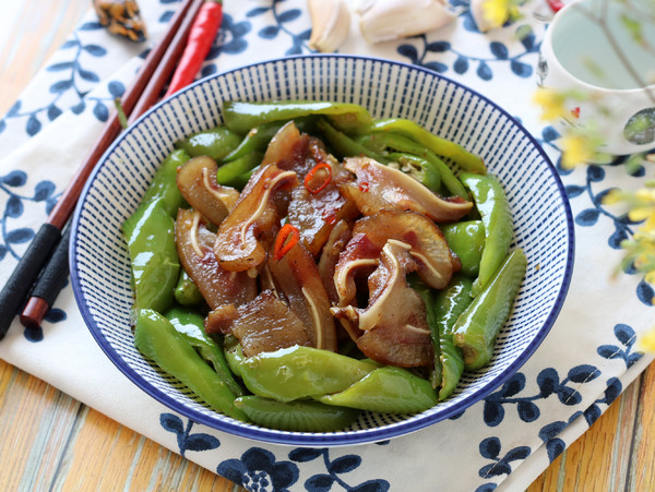 Stir-fried Pork Ears with Green Peppers recipe