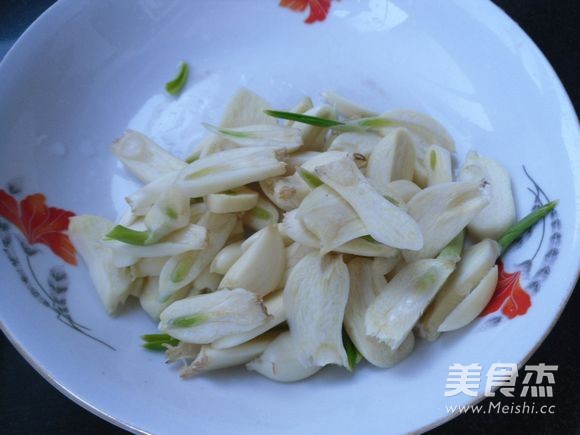 Stir-fried Small Dried Fish with Garlic recipe