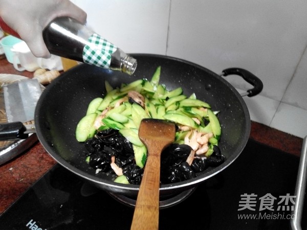 Fried Shrimp with Cucumber Fungus recipe