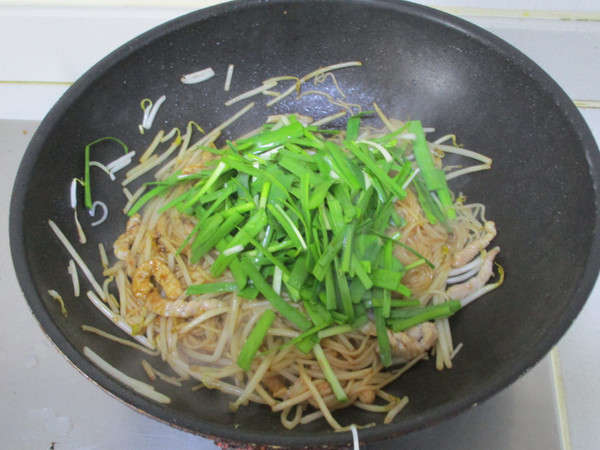 Rice Noodles with Chives and Shredded Pork recipe