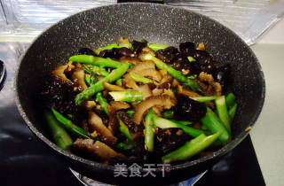 Braised Asparagus with Sea Cucumber and Fungus recipe