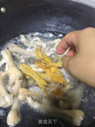 Beauty Soup (chicken Feet in Pot with Flower Maw) recipe