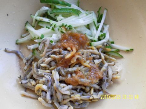 Razor Clams Mixed with Cucumber recipe