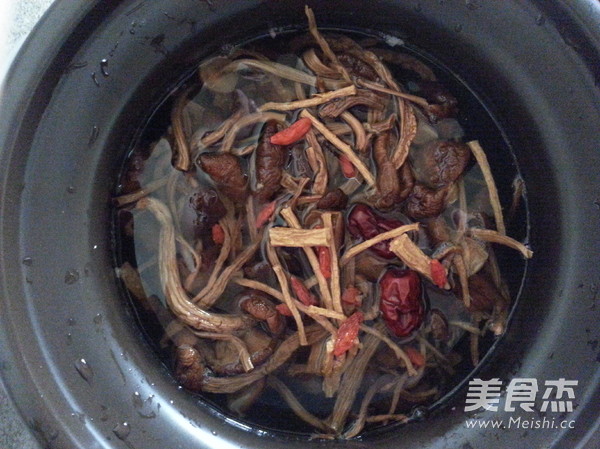 Supor Dangshen Tea Tree Mushroom Spare Rib Soup recipe