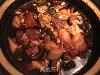 Braised Pork Knuckles with Soy Beans and Mushrooms recipe