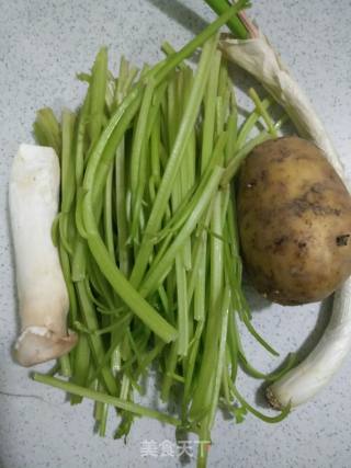 Stir-fried Shredded Potatoes with Celery recipe