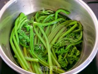 Stir-fried Diced Pork with Bracken with "spring Wild Vegetables" recipe