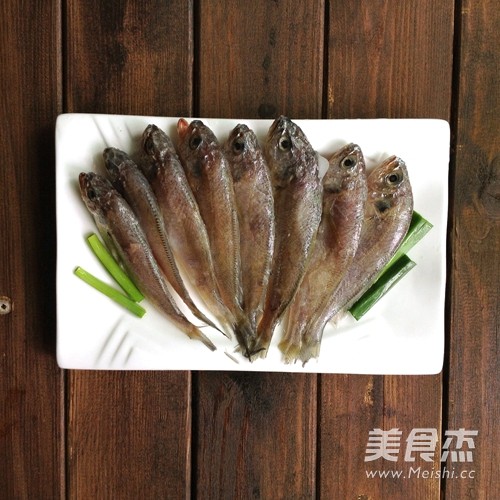 Crisp to The Bone-fried Small Yellow Croaker recipe