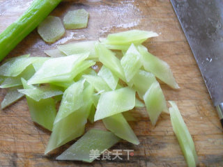 A Healthy Vegetarian Dish from Qijiu Xingxing Home-stir-fried Lettuce with Fungus recipe