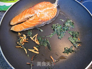 Fried Salmon with Basil recipe