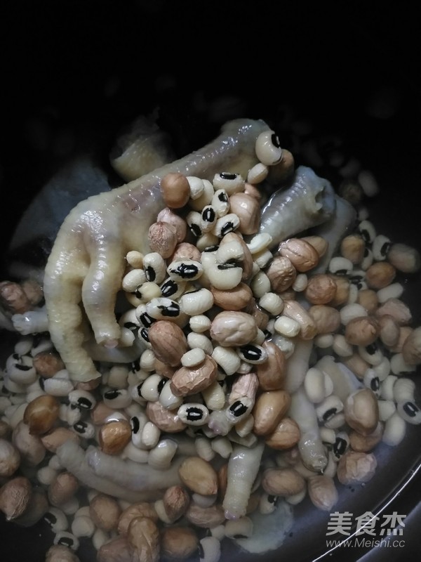 Peanut Eyebrow Bean Chicken Feet Soup recipe