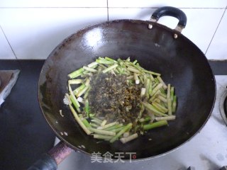 Fried Small Spring Bamboo Shoots with Pickled Vegetables recipe