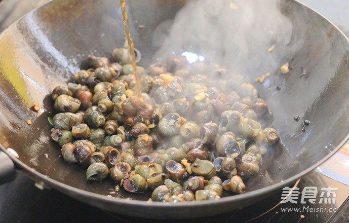 Stir-fried Escargot with Garlic and Tempeh recipe