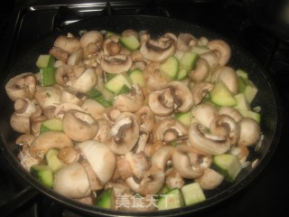 Stir-fried Mushrooms with Zucchini Shrimp Skin recipe