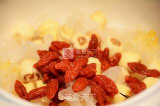 White Fungus and Lotus Seed Soup recipe