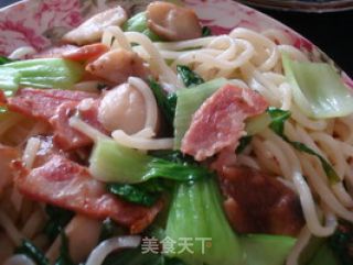 A Bowl of Noodles with Enough Nutrition-fried Noodles with Mushrooms and Bacon recipe