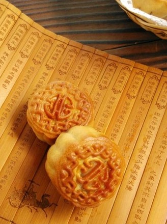 Cantonese-style Lotus Seed Paste Moon Cake