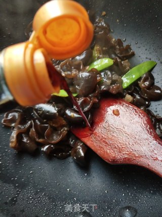 Fried Snow Peas with Fungus recipe