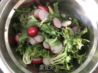 Bitter Chrysanthemum Salad with Vinaigrette recipe