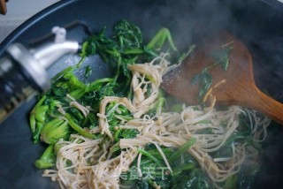 Stir-fried Enoki Mushroom with Spinach recipe
