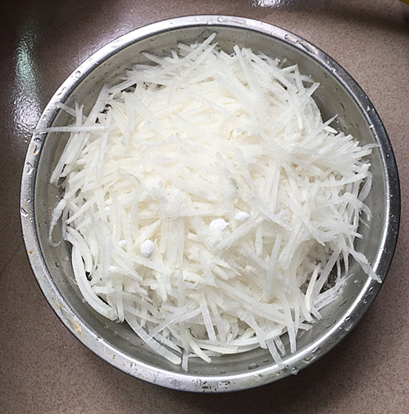 Shredded White Carrot Pork Bun recipe