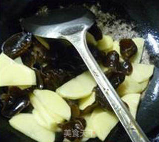 Lean Pork and Potatoes Stir-fried Black Fungus recipe