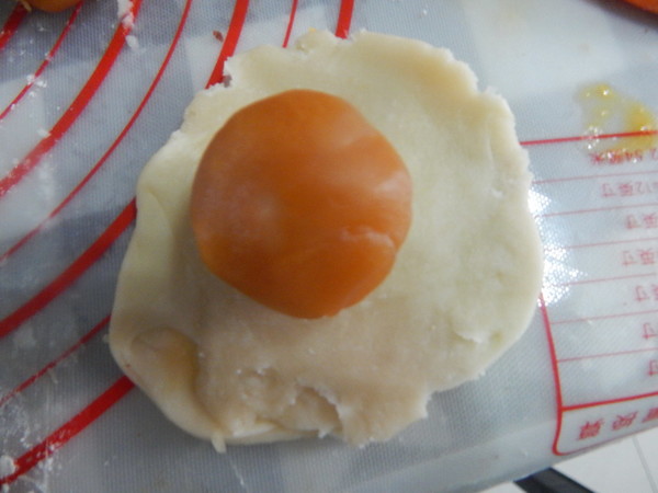 Lotus Paste and Egg Yolk Crisp recipe