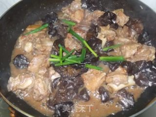 Delicious Homemade Black Fungus Braised Pork Ribs recipe