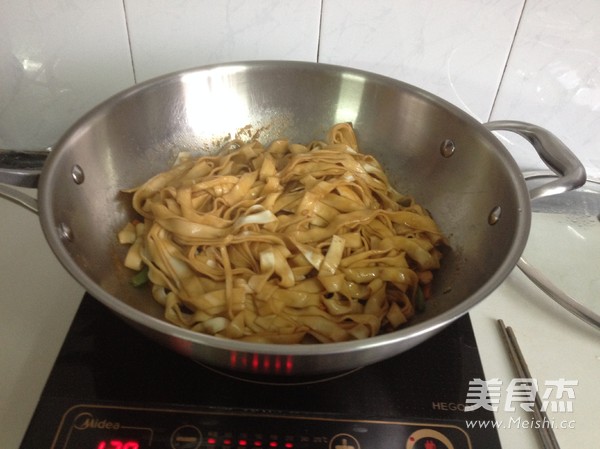 Braised Noodles with Beans and Shredded Chicken recipe