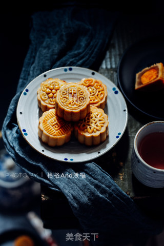 Cantonese-style Lotus Paste and Egg Yolk Mooncakes recipe