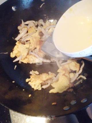 Fried Duck Eggs with Crab Mushroom recipe