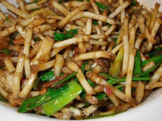 Stir-fried Beef with Houttuynia Cordata recipe