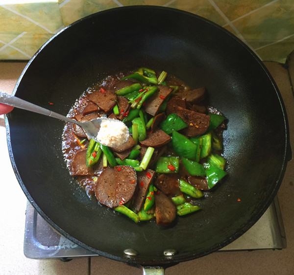 Stir-fried Pork Blood Meatballs with Green Peppers recipe