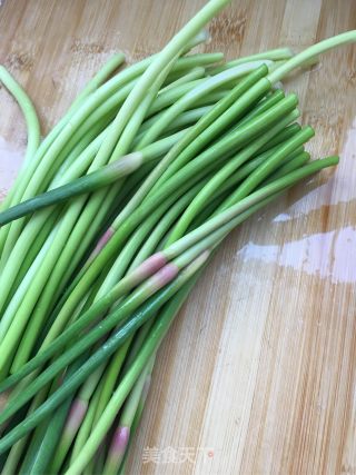 Stir-fried Large Intestine with Garlic Moss recipe