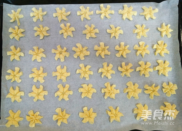 Chrysanthemum Butter Cookies recipe