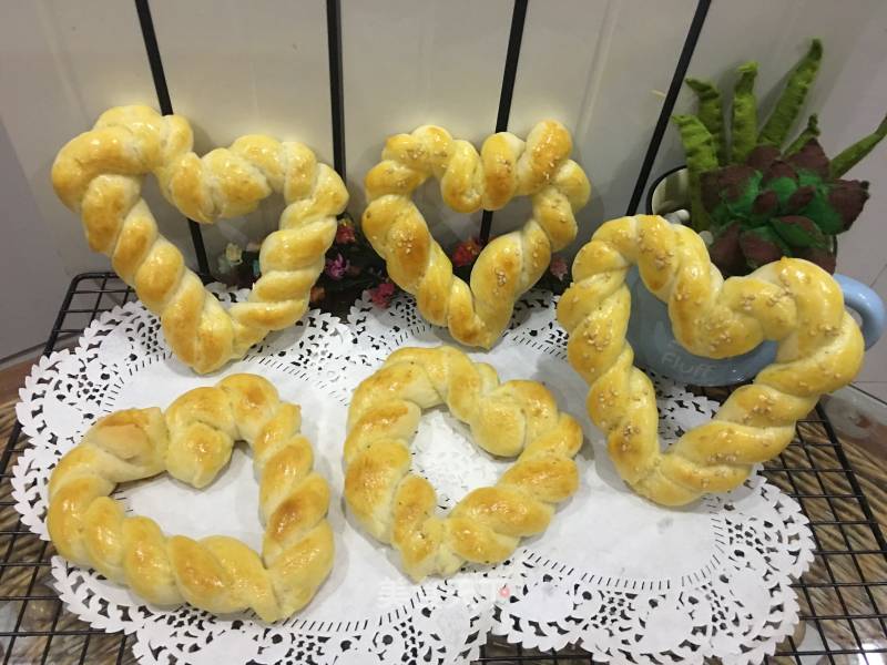 #aca Fourth Session Baking Contest# Making Erotic Bread with Braided Hearts recipe