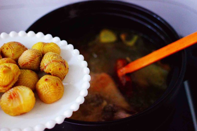 Agaricus and Chestnut Stewed Chicken Soup recipe