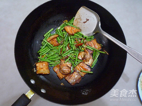 Fried Noodles with Cowpeas and Braised Pork recipe