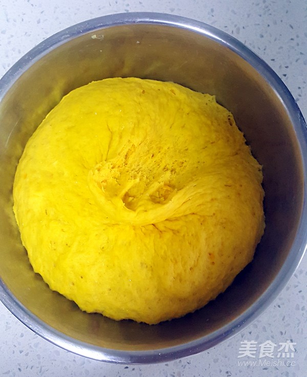 Make A Pumpkin Flower Roll recipe