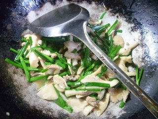 Stir-fried Oyster Mushroom with Leek and Shredded Pork recipe