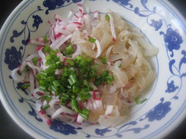 Jellyfish Mixed with Radish recipe