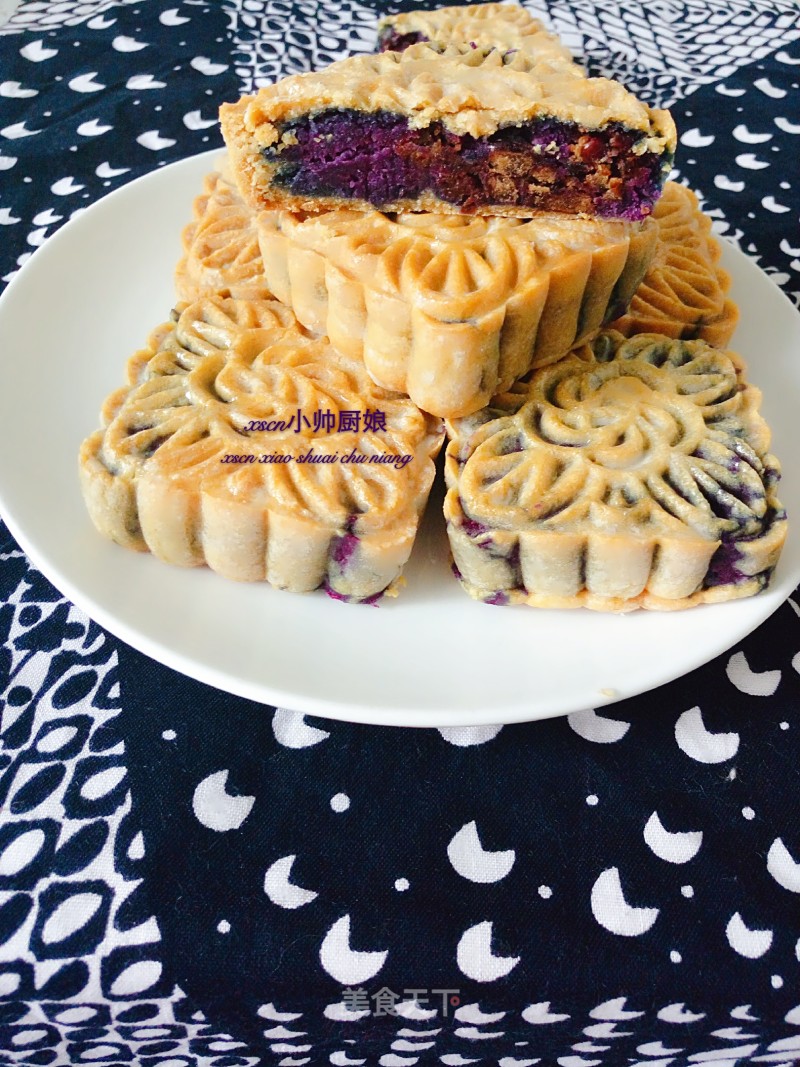 Cantonese Style Purple Sweet Potato and Red Bean Moon Cake "red Bean Moon Cake" recipe