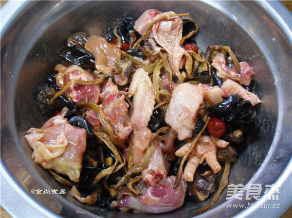 Steamed Chicken with Wormwood Fungus recipe